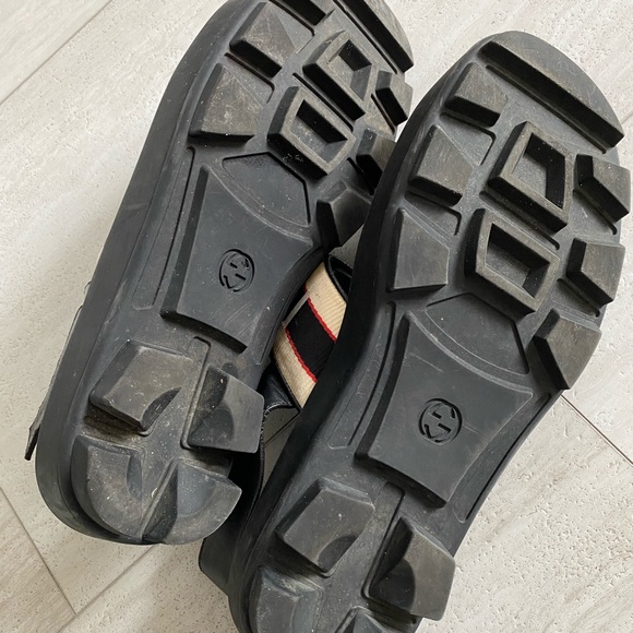 This sandal is in very good condition - Picture 3 of 3